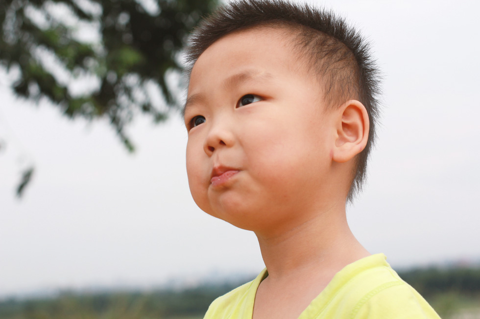 子豪玩饿了，爸爸跑很远地方给他买吃的，好像是一个长条蛋卷之类的零食，把零食包在嘴里很可爱。