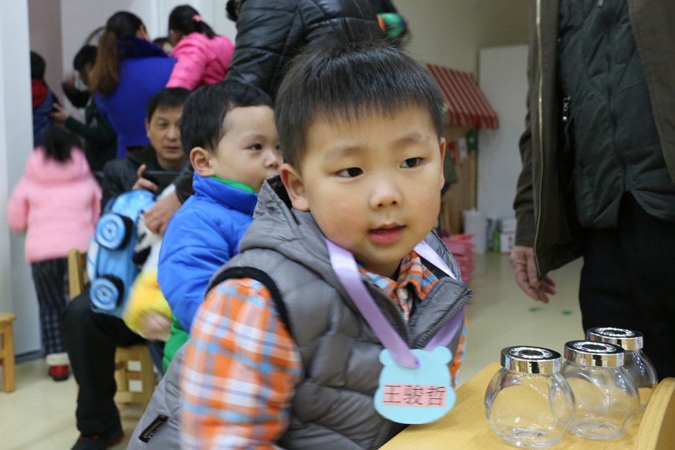 进教室接王骏哲小朋友时，他的样子。